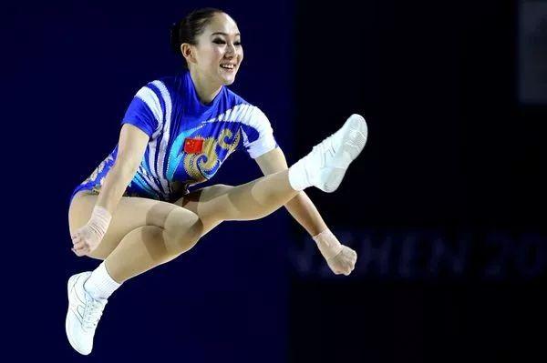 Betway体育-健美操比赛中，美国选手优美表演(下列哪一项不是健美运动的实用功能)