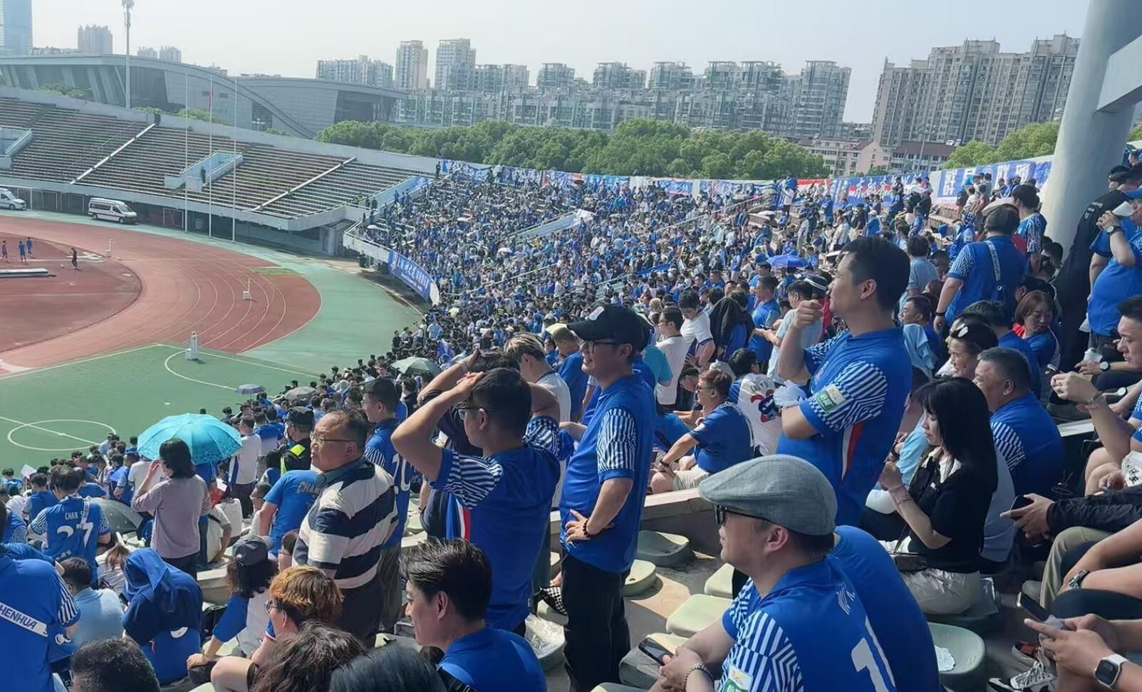 中国球迷在申花球迷区为日本队加油