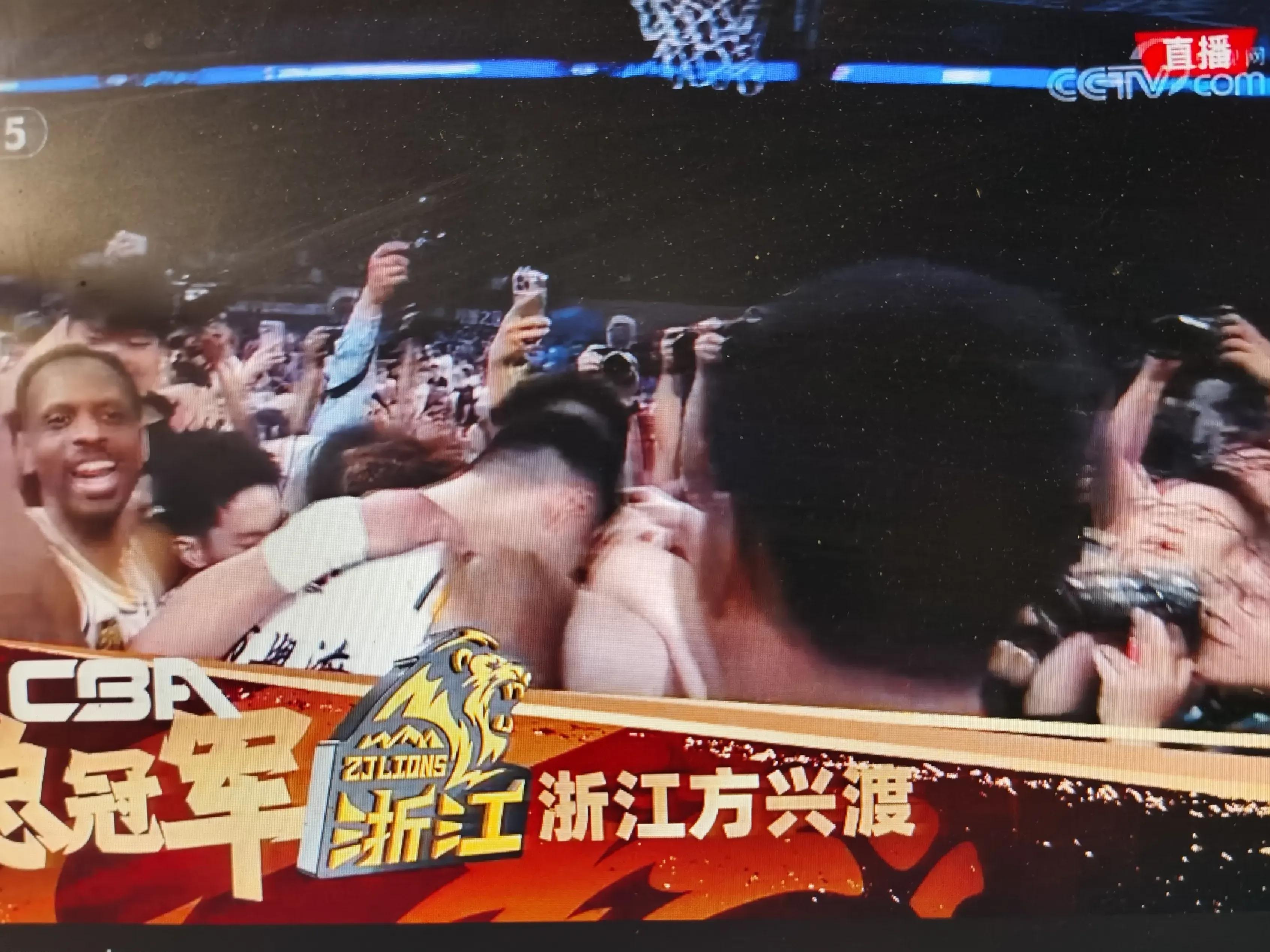 比分领先，球队冲进冠军争夺圈