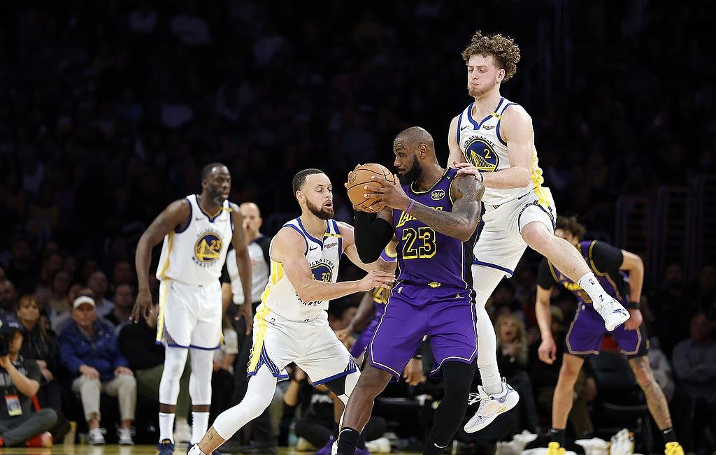 关于表现-遭裁判针对？库里连砍10分泄愤超狼王升至历史第21的信息